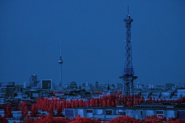 Signal Line – Berlin in Two Towers